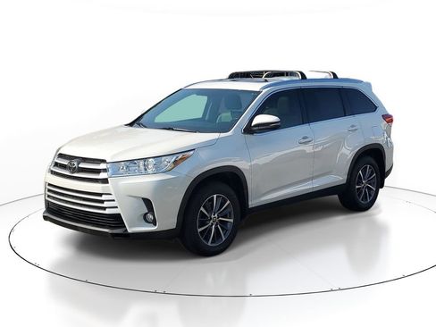 Used 2019 Toyota Highlander XLE AWD/4WD image 2