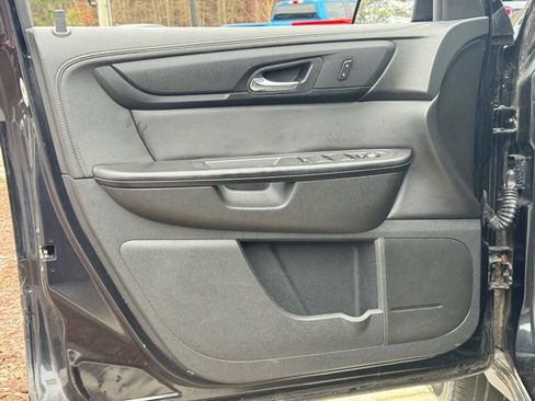 Used 2015 GMC Acadia SLE image 22