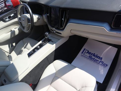 Used 2020 Volvo XC60 T5 Momentum image 31