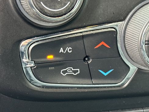 Used 2022 RAM 1500 Classic SLT image 28