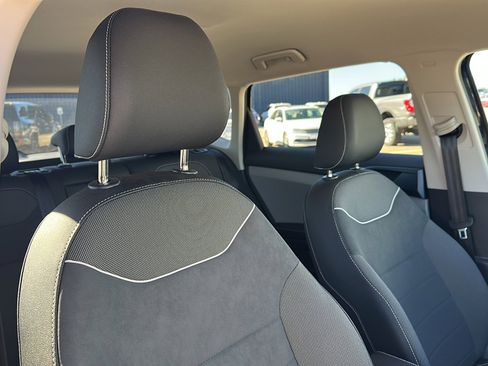 Used 2024 Volkswagen Taos SE w/ MDO Package image 24