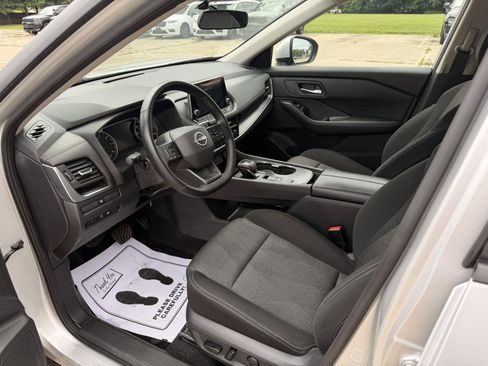 Used 2025 Nissan Rogue SV FWD image 19