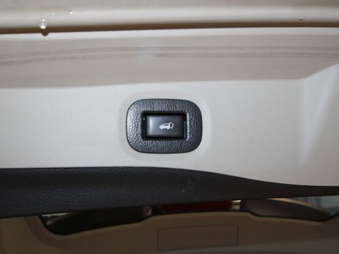 Used 2016 Nissan Rogue SV w/ SV Premium Package image 34