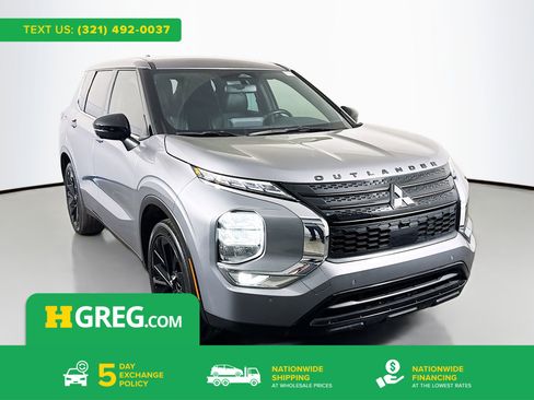 Used 2023 Mitsubishi Outlander SE image 1