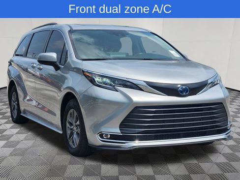Used 2022 Toyota Sienna XLE FWD image 3