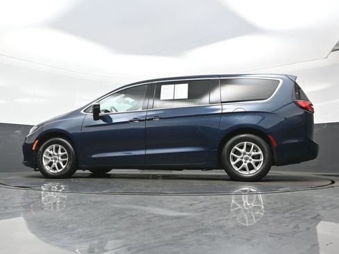 Used 2024 Chrysler Pacifica Touring FWD image 31