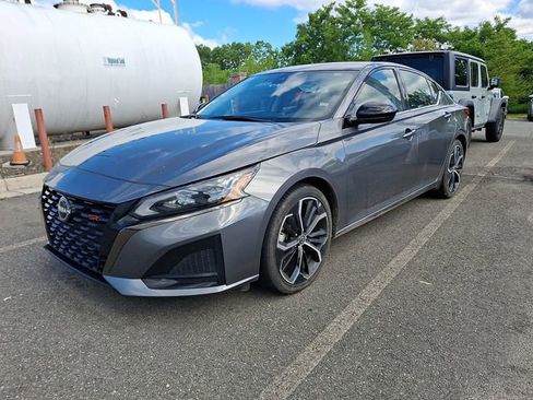 Used 2024 Nissan Altima 2.5 SR FWD image 2