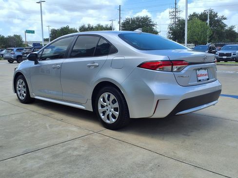 Used 2021 Toyota Corolla LE FWD image 3