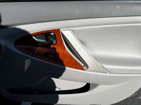 Used 2011 Toyota Camry XLE image 40