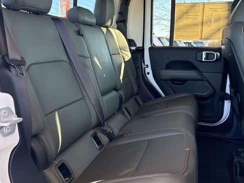 Used 2025 Jeep Gladiator Mojave w/ Convenience Group image 22