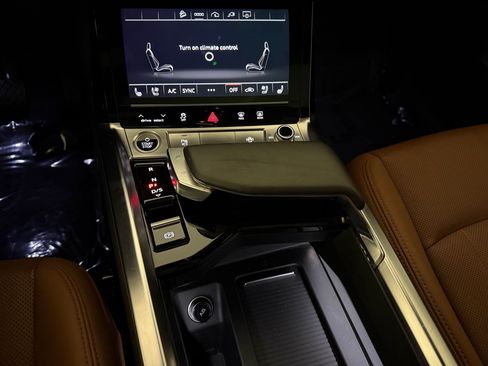 Certified 2021 Audi e-tron Premium Plus w/ Premium Plus Package AWD/4WD image 18