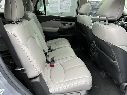Used 2025 Honda Pilot Touring image 9