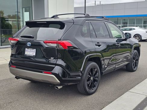 Used 2022 Toyota RAV4 SE w/ SE Grade Weather Package AWD/4WD image 5