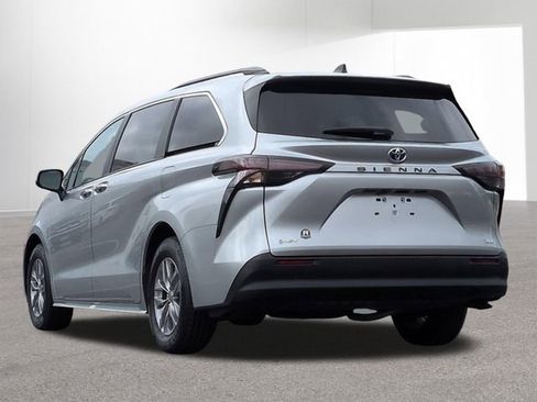Certified 2025 Toyota Sienna XLE FWD image 8