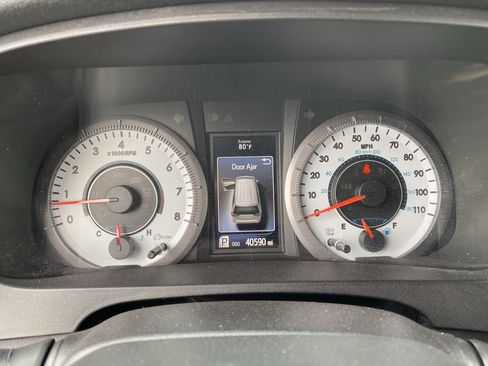 Used 2020 Toyota Sienna SE w/ Nightshade Edition FWD image 30