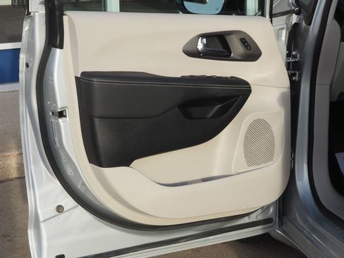 Used 2024 Chrysler Pacifica Touring-L image 10