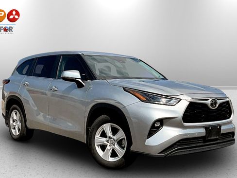 Used 2024 Toyota Highlander LE image 11