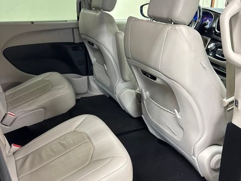 Used 2021 Chrysler Pacifica Touring-L FWD image 28