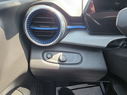 Certified 2025 Chevrolet Trax LT w/ Driver Confidence Package FWD image 9