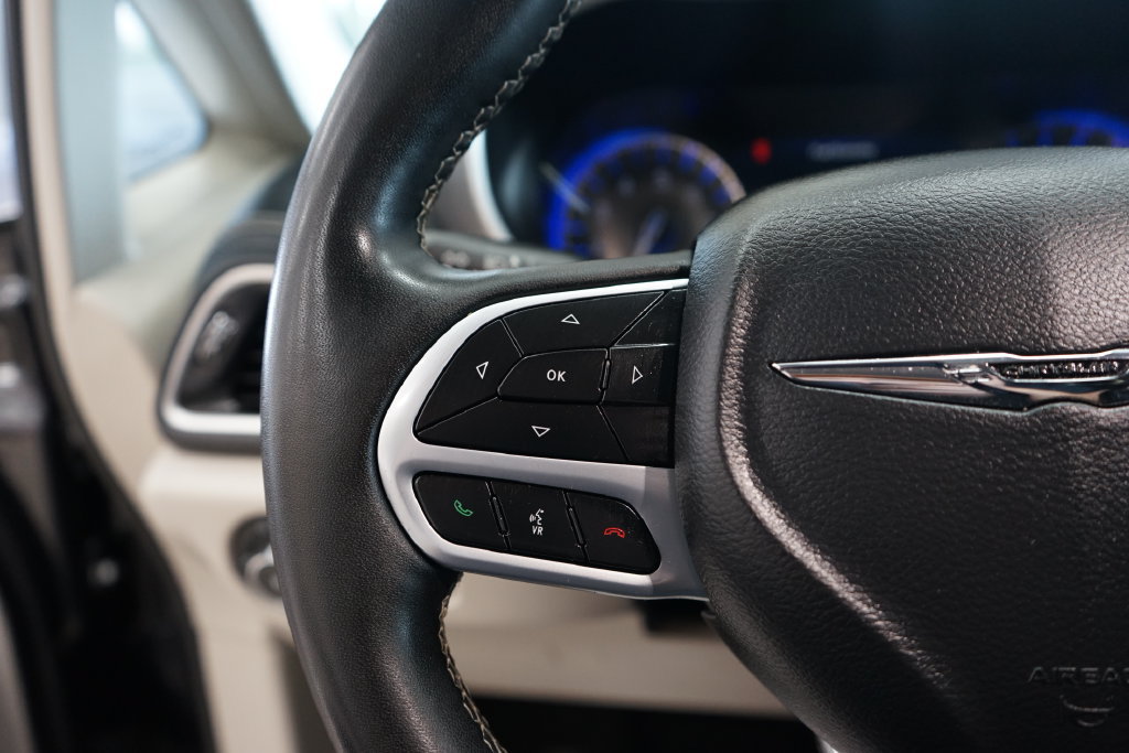 Used 2023 Chrysler Pacifica Touring-L AWD/4WD image 32