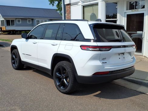 Used 2023 Jeep Grand Cherokee Limited w/ Black Appearance Package AWD/4WD image 8