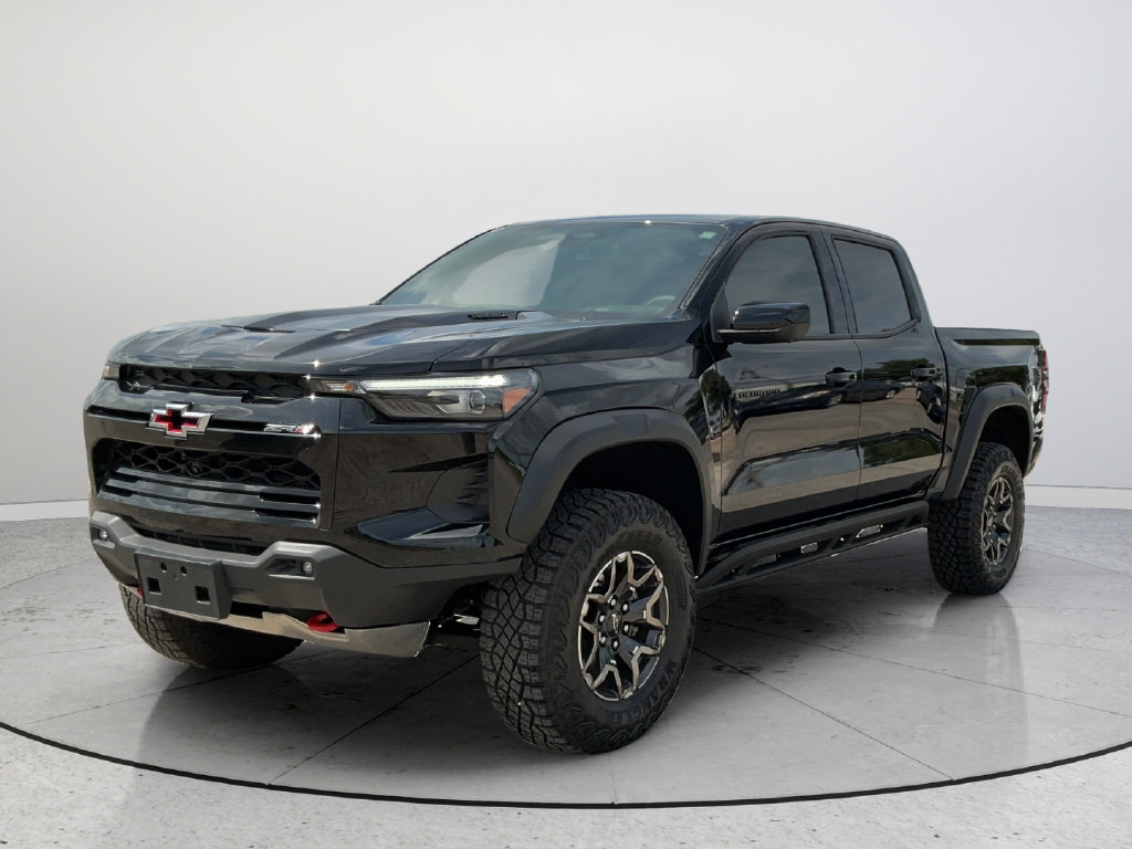 Used 2026 Chevrolet Colorado ZR2 w/ Technology Package AWD/4WD image 3