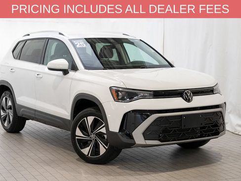 Used 2025 Volkswagen Taos SE AWD/4WD image 1