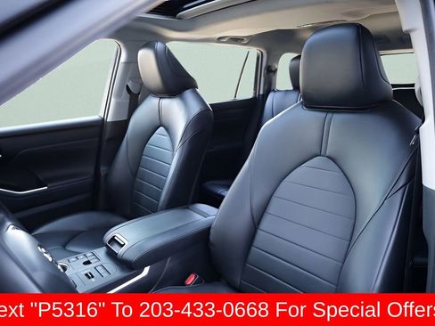 Used 2023 Toyota Highlander XLE AWD/4WD image 19