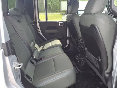 Used 2024 Jeep Gladiator Mojave AWD/4WD image 25