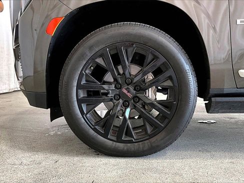 Used 2021 GMC Yukon Denali w/ Denali Premium Package image 6