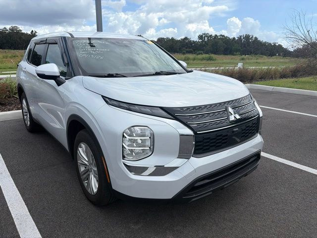 Used 2024 Mitsubishi Outlander ES FWD image 4