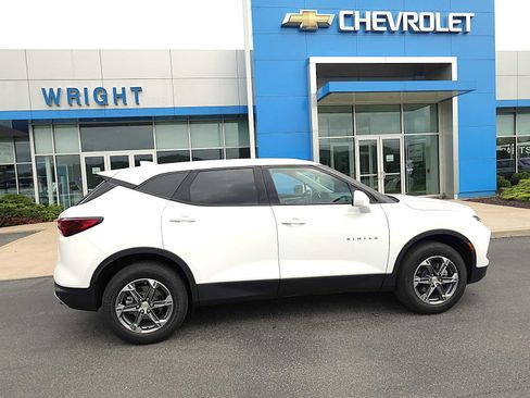 Used 2025 Chevrolet Blazer LT AWD/4WD image 2