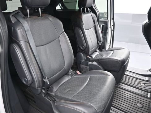 Used 2025 Toyota Sienna Limited image 27