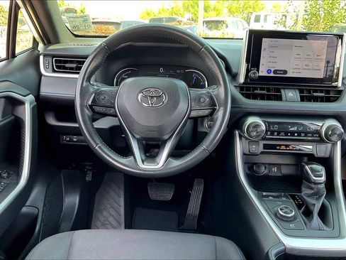 Used 2024 Toyota RAV4 SE image 5