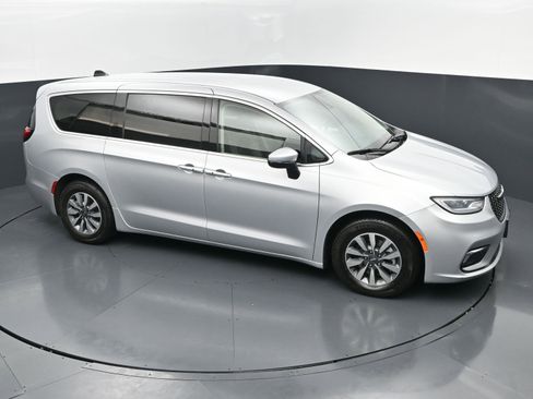 Used 2023 Chrysler Pacifica Touring-L FWD image 33