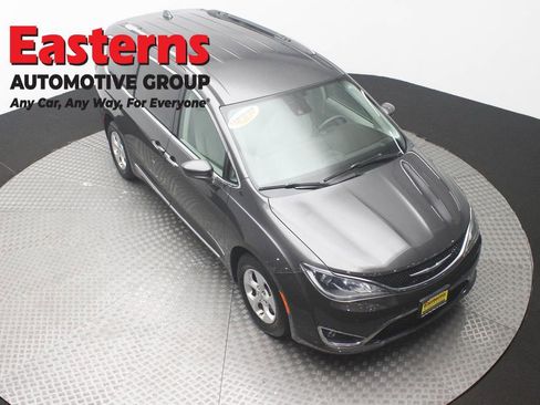 Used 2017 Chrysler Pacifica Touring-L Plus w/ Advanced Safetytec Group FWD image 3