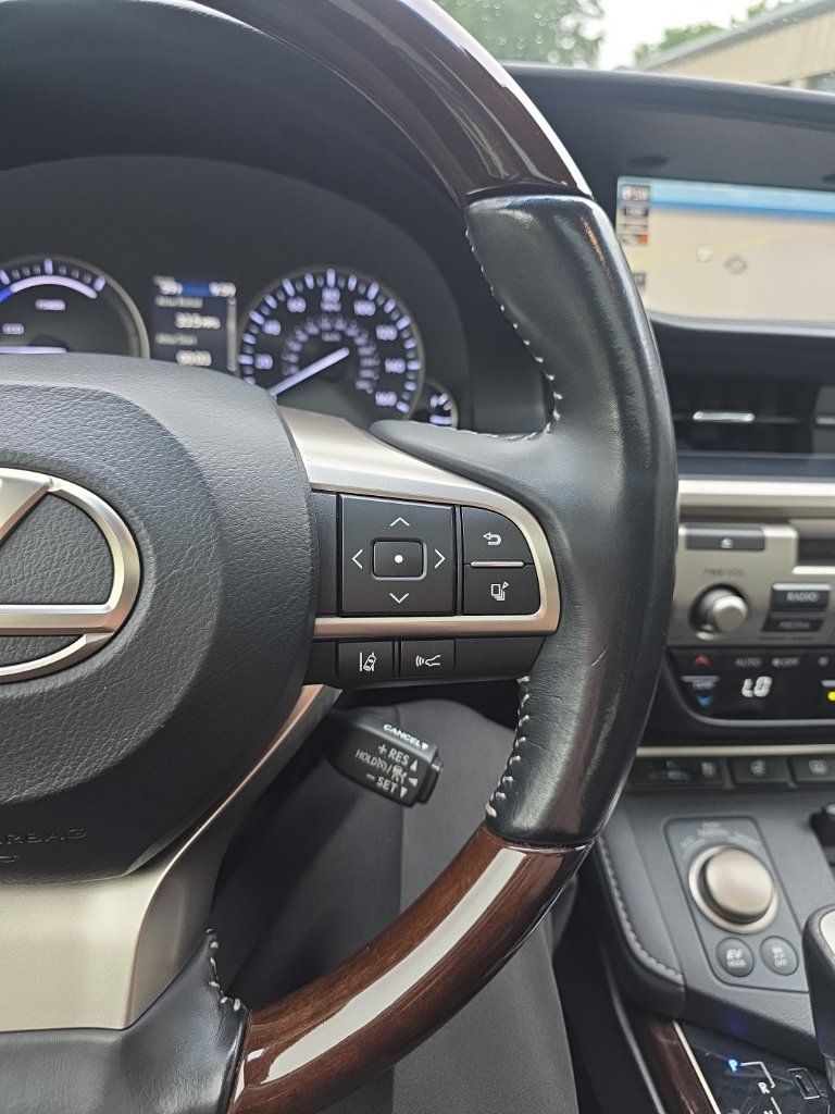 Used 2018 Lexus ES 300h FWD image 29