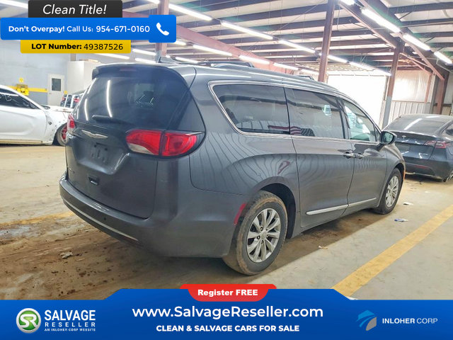 Used 2017 Chrysler Pacifica Touring-L FWD image 4