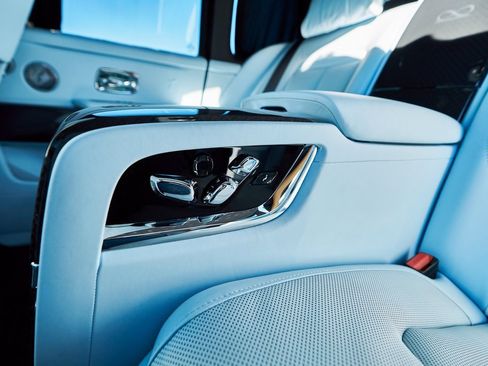 Used 2022 Rolls-Royce Cullinan Black Badge w/ Dark Exterior Package image 50