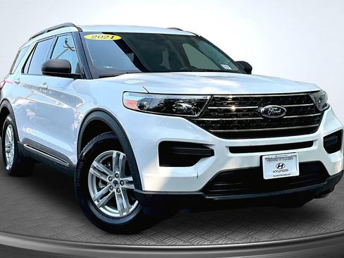 Used 2021 Ford Explorer XLT RWD image 2
