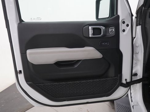 Used 2022 Jeep Wrangler Unlimited Sahara AWD/4WD image 21