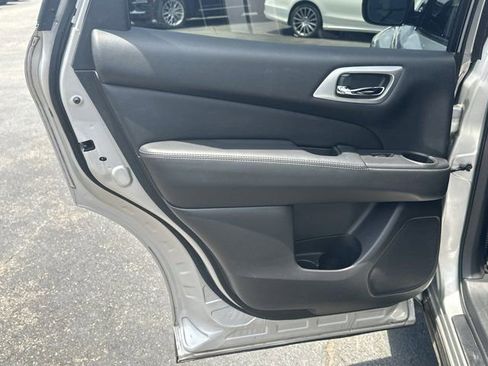 Used 2015 Nissan Pathfinder Platinum FWD image 23