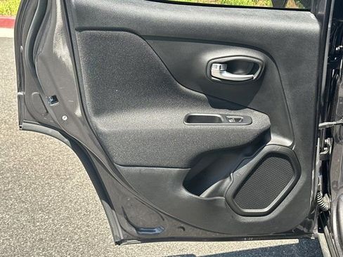 Used 2020 Jeep Renegade Latitude FWD image 24