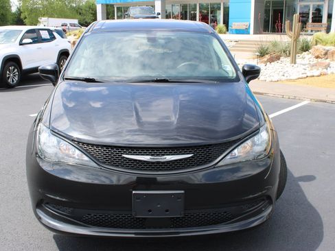 Used 2022 Chrysler Voyager LX FWD image 3
