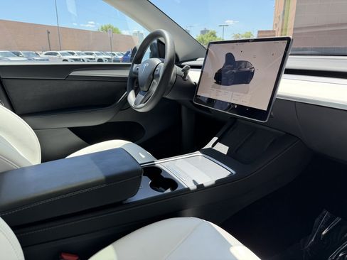 Used 2024 Tesla Model Y 2WD image 44
