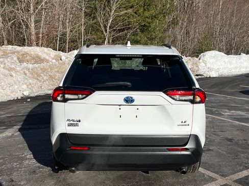 Used 2020 Toyota RAV4 LE image 4