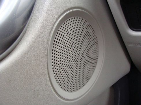 Used 2018 Land Rover Discovery Sport SE image 29