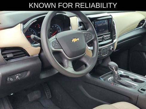 Used 2022 Chevrolet Traverse LS FWD image 17