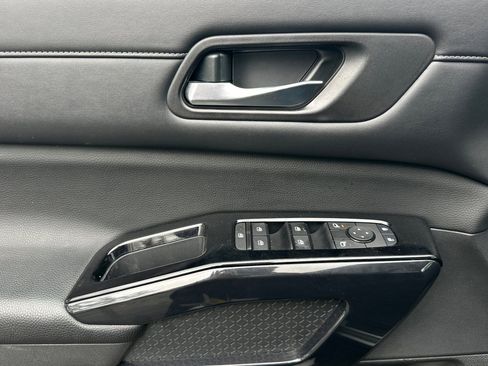 Used 2022 Nissan Pathfinder SV image 10