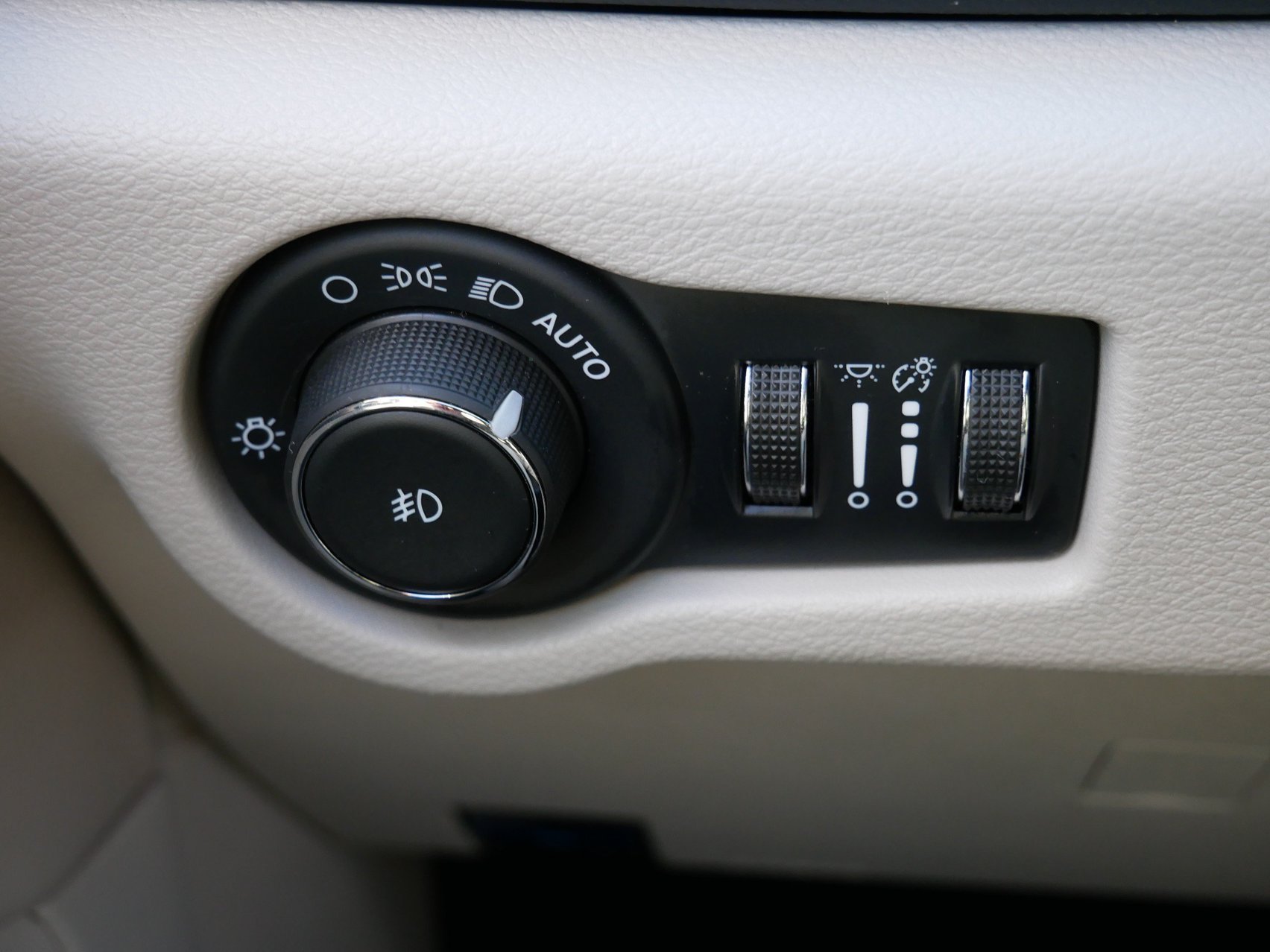 Used 2024 Chrysler Pacifica Touring-L FWD image 23